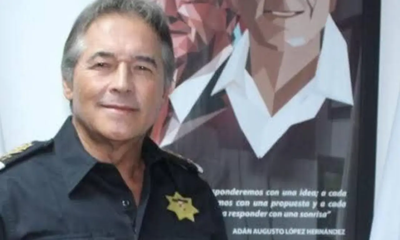  Licenciado en Derecho, Bermúdez Requena comenzó su carrera pública en el gobierno estatal de Manuel Gurría Ordóñez. 