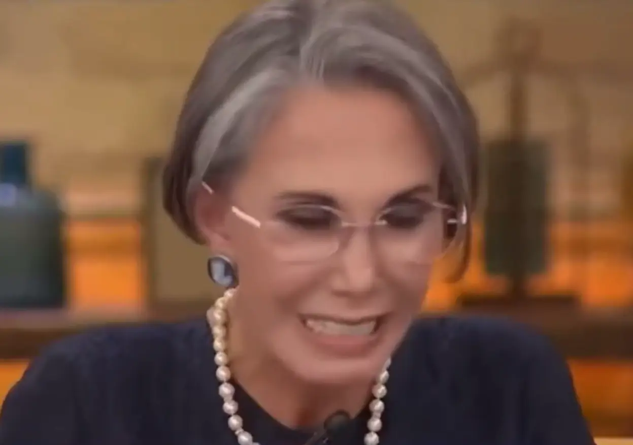  La escena, cargada de emoción, se convirtió en un momento incómodo para la actriz. 
