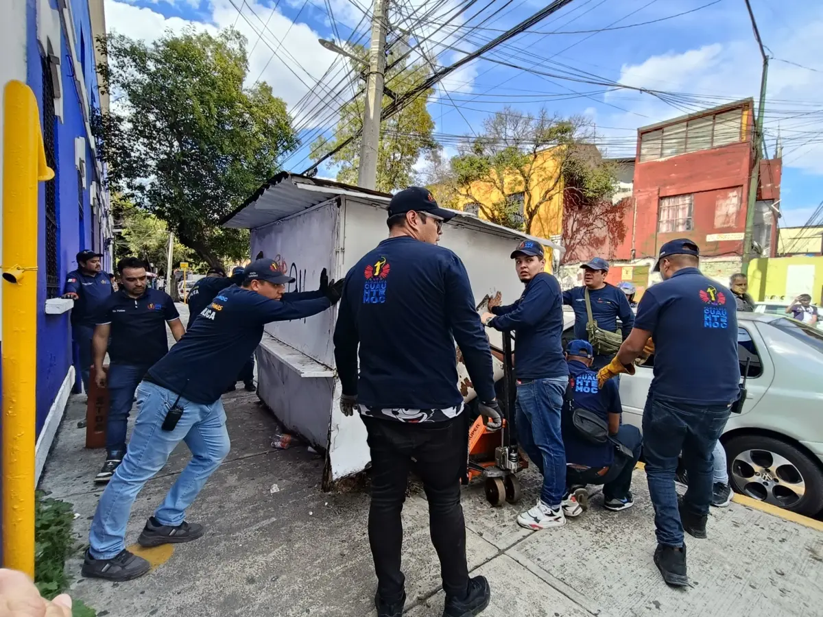 Se retiraron dos locales metálicos abandonados. Alcaldía Cuauhtémoc.