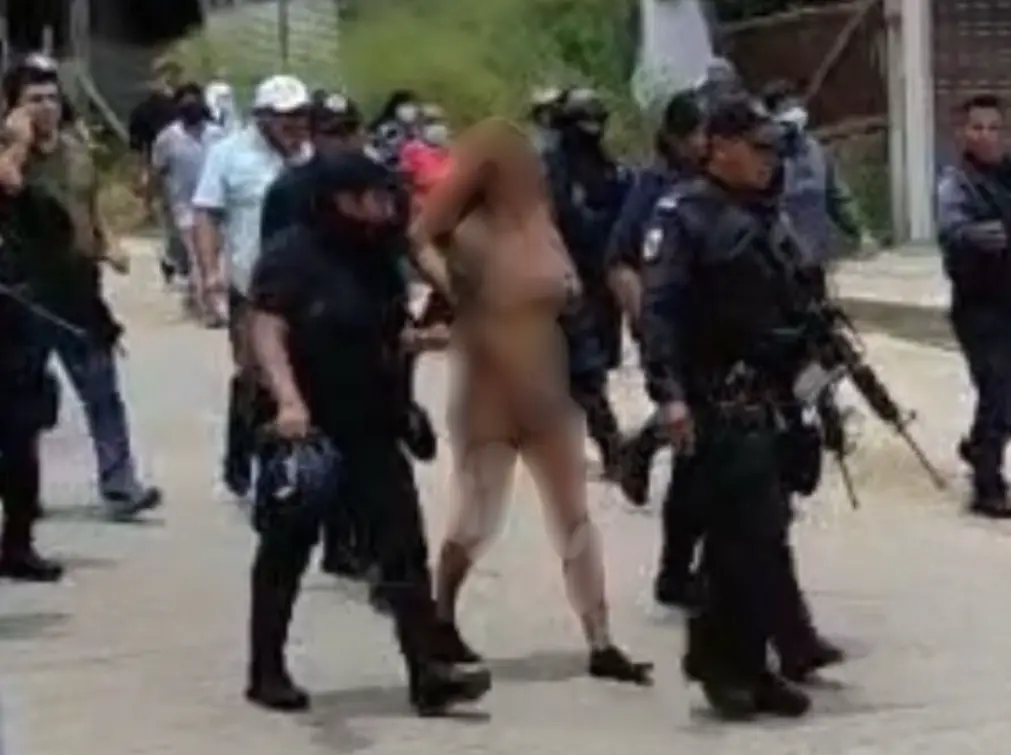 Los elementos de policía fueron criticados por obligar a la mujer a caminar desnuda por las calles. Captura de pantalla.