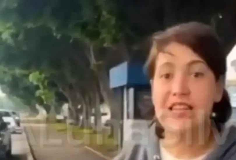 Mujer insulta y agrede verbalmente a un ciclista tras un percance vial en Puebla. Mujer insulta y agrede verbalmente a un ciclista tras un percance vial en Puebla.