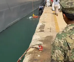 El momento exacto en que bailarina cae al mar en Acapulco y es rescatada por un marino mexicano