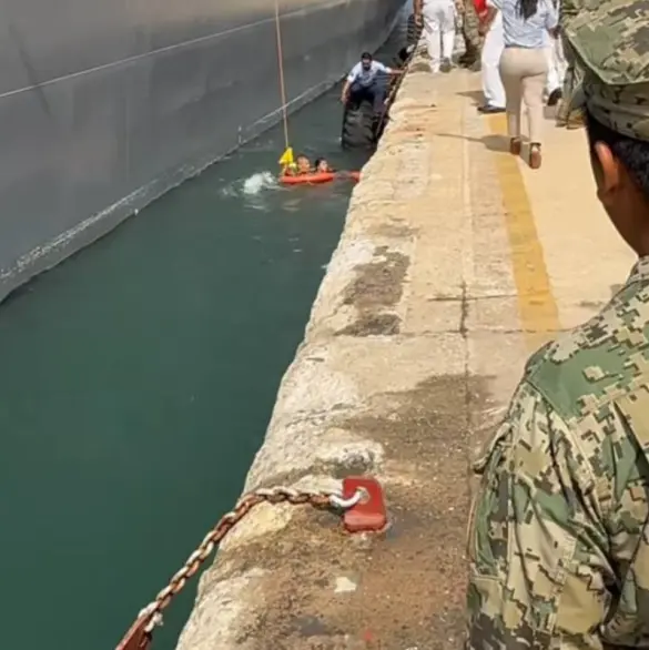El momento exacto en que bailarina cae al mar en Acapulco y es rescatada por un marino mexicano
