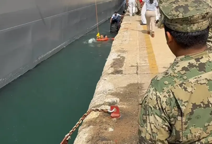 Marino mexicano rescata a bailarina que cayó al mar en Acapulco Marino mexicano rescata a bailarina que cayó al mar en Acapulco