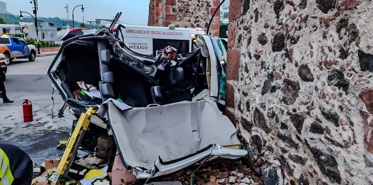 En el auto más afectado iba la joven que murió. X: @pcmqro.