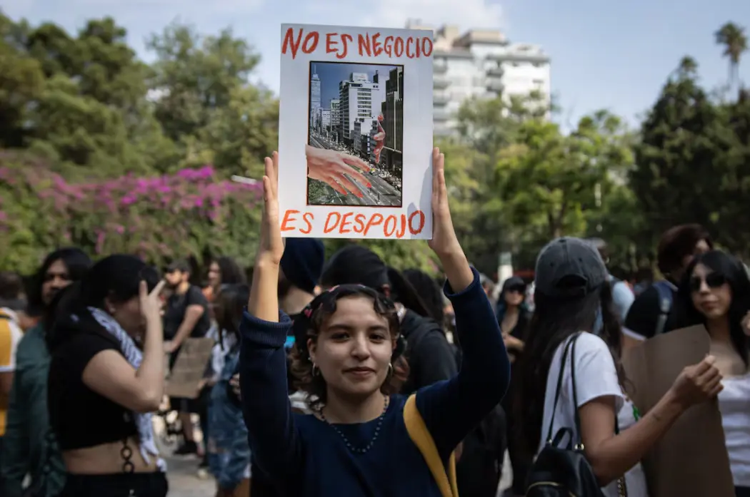 Una manifestante sostiene una pancarta, durante la protesta contra la gentrificación, en Ciudad de México. Eduardo Molina