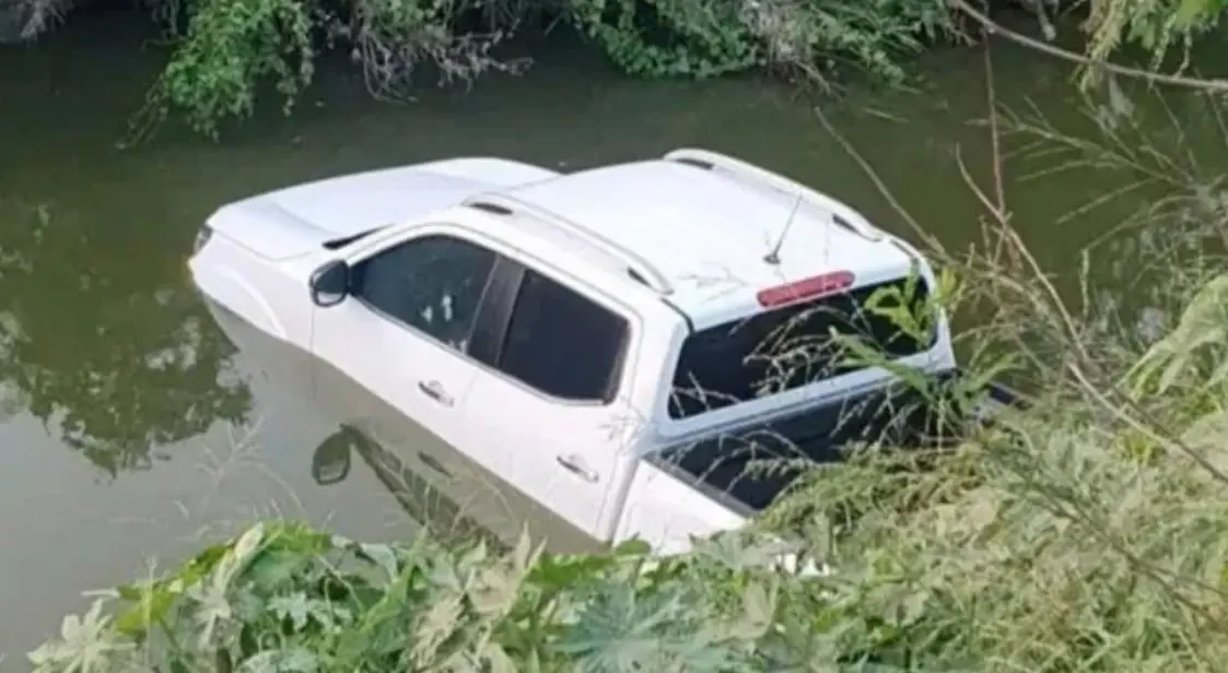 Así quedó la camioneta del activista.