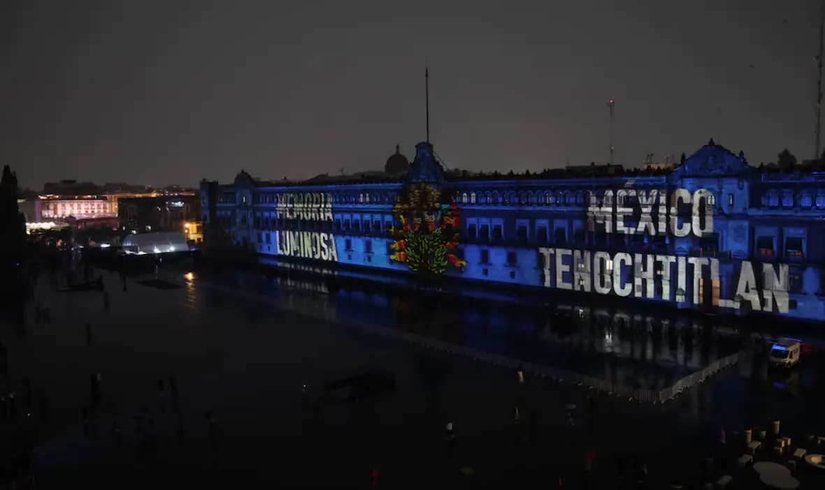 El videomapping se presenta este mes en el Zócalo para conmemorar los 700 años de fundación de Tenochtitlán. Facebook Clara Brugada.