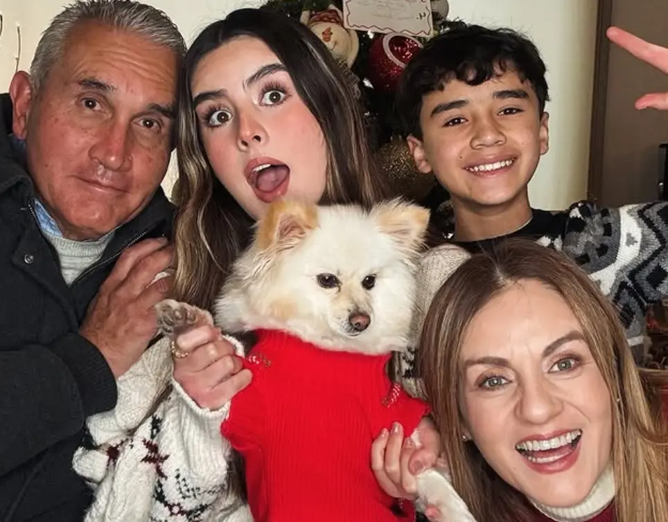Flor Rubio con su esposo e hijos Instagram