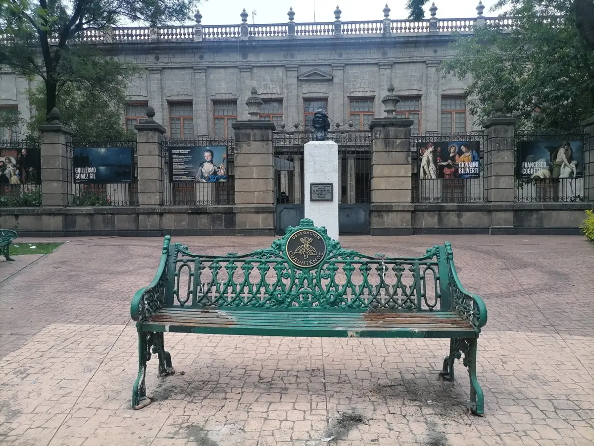 Así quedó libre la banca donde se encontraban las esculturas. Alcaldía Cuauhtémoc.
