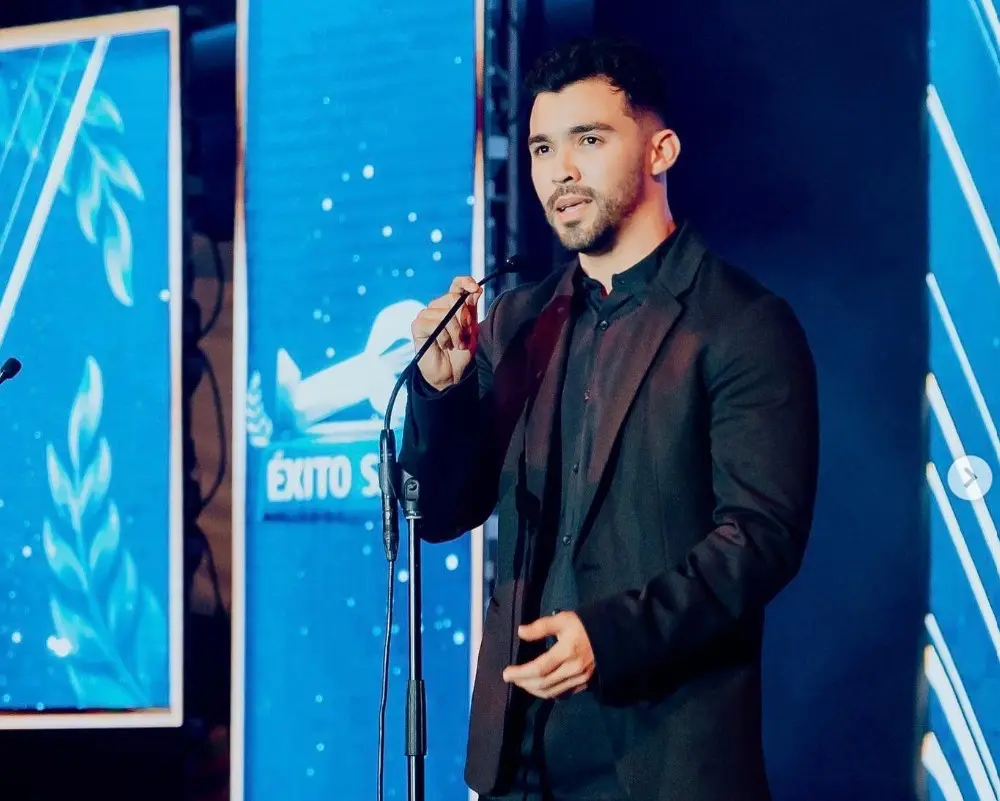 Gussy Lau fue el primer novio que se le conoció a Ángela Aguilar, pero no fue porque ella lo compartiera, sino porque se filtraron unas fotos de ellos besándose.