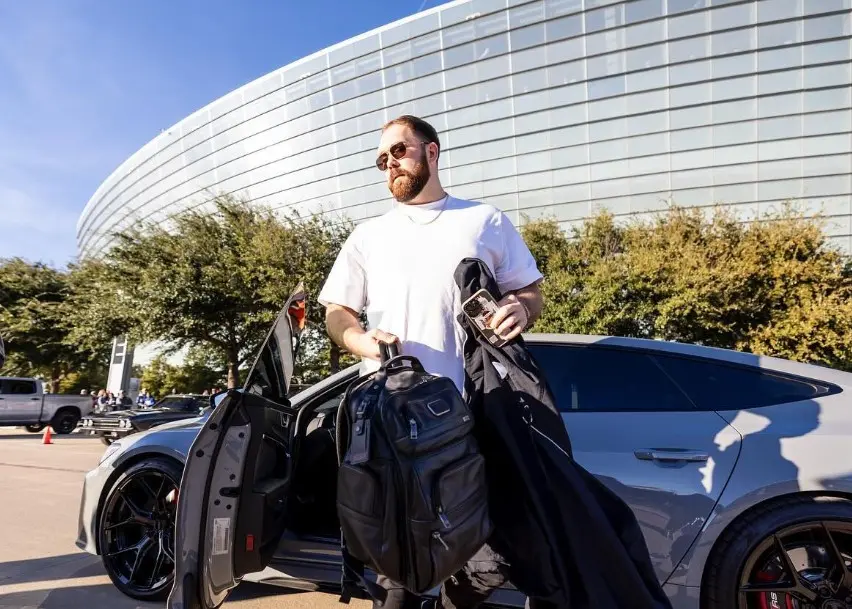 Es un jugador de fútbol americano que actualmente es parte de los Saints de New Orleans.