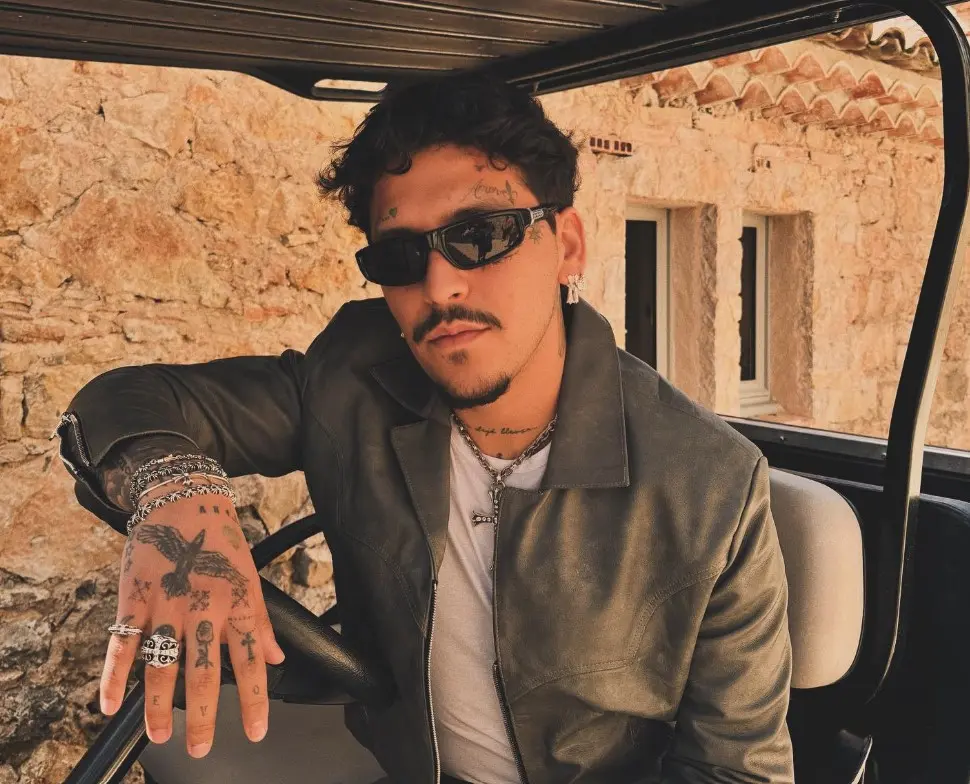 Desde que la pareja confirmó su relación, ha recibido múltiples críticas, en especial por la cercanía que Ángela Aguilar tenía con Cazzu, la expareja de Nodal.