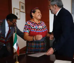 Rigoberta Menchú, premio Nobel de la Paz, ya es ciudadana mexicana: recibe carta de naturalización de la SRE