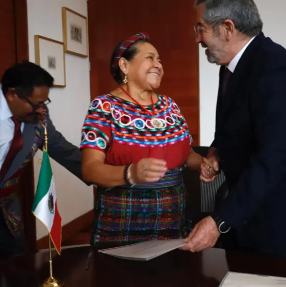 Rigoberta Menchú, premio Nobel de la Paz, ya es ciudadana mexicana: recibe carta de naturalización de la SRE