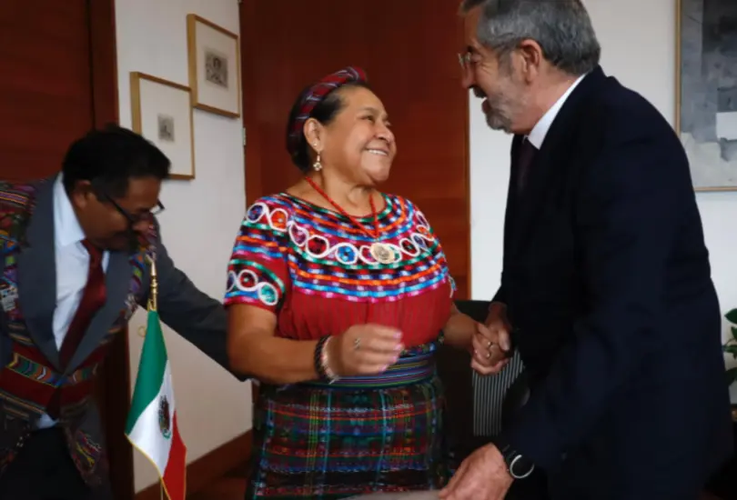 El canciller Juan Ramón de la Fuente entregó personalmente el documento, en representación de la presidenta Claudia Sheinbaum. El canciller Juan Ramón de la Fuente entregó personalmente el documento, en representación de la presidenta Claudia Sheinbaum.