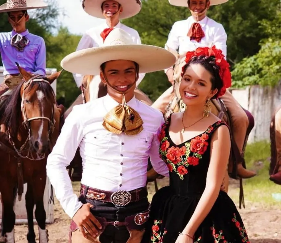 Es un cantante de música regional mexicana que participó en el videoclip de la canción 'Corazoncito Tirano', que grabó Ángela Aguilar.