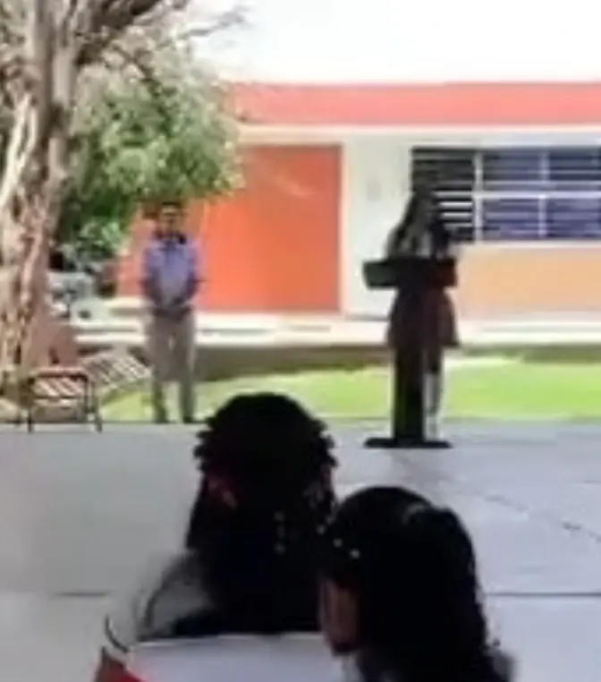La alumna tomó el micrófono para hacer la denuncia pública. Captura de pantalla.