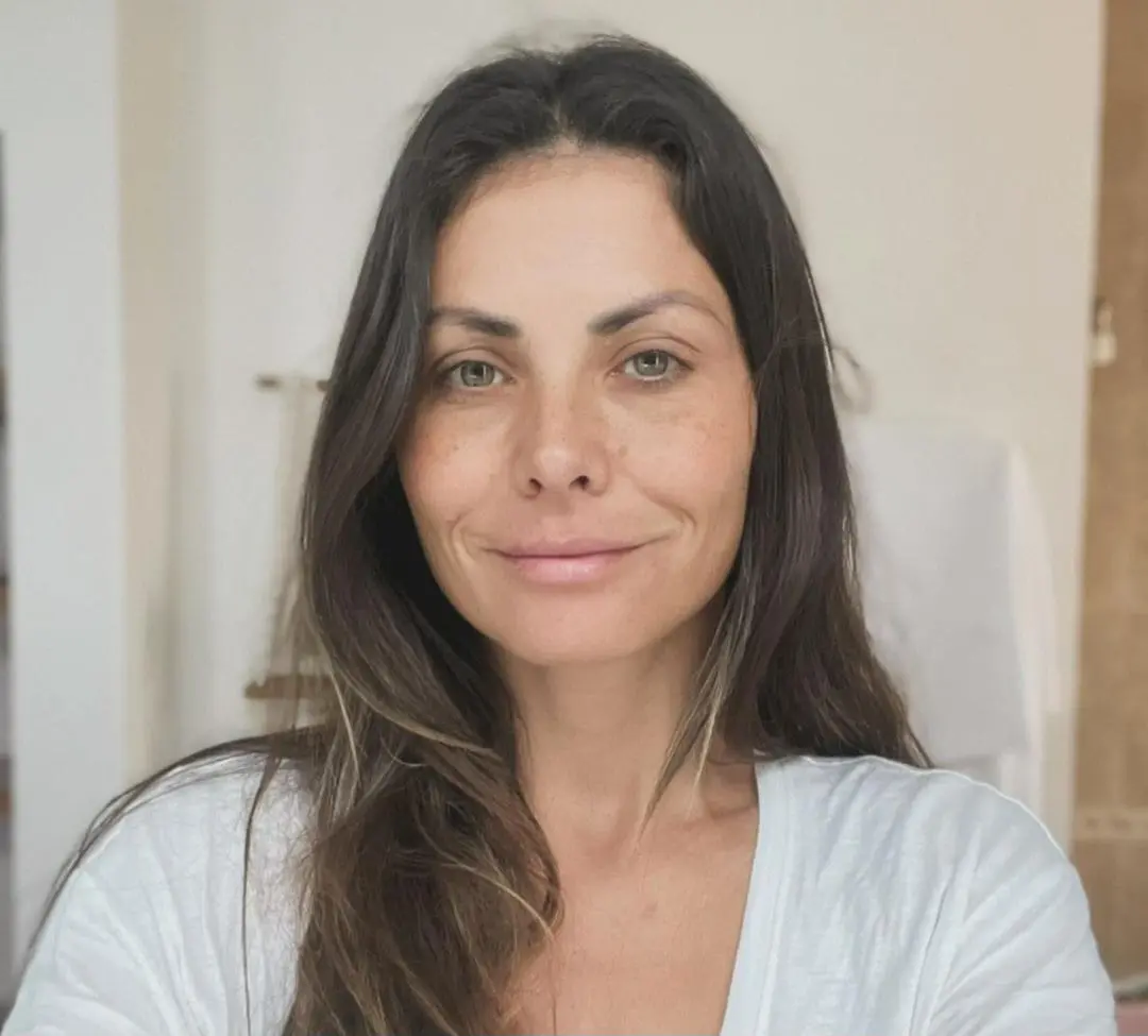 Fue una figura destacada en Telehit, donde presentó varios programas populares como 'Videos con Amanda' y 'Chicas Veneno'.<br>