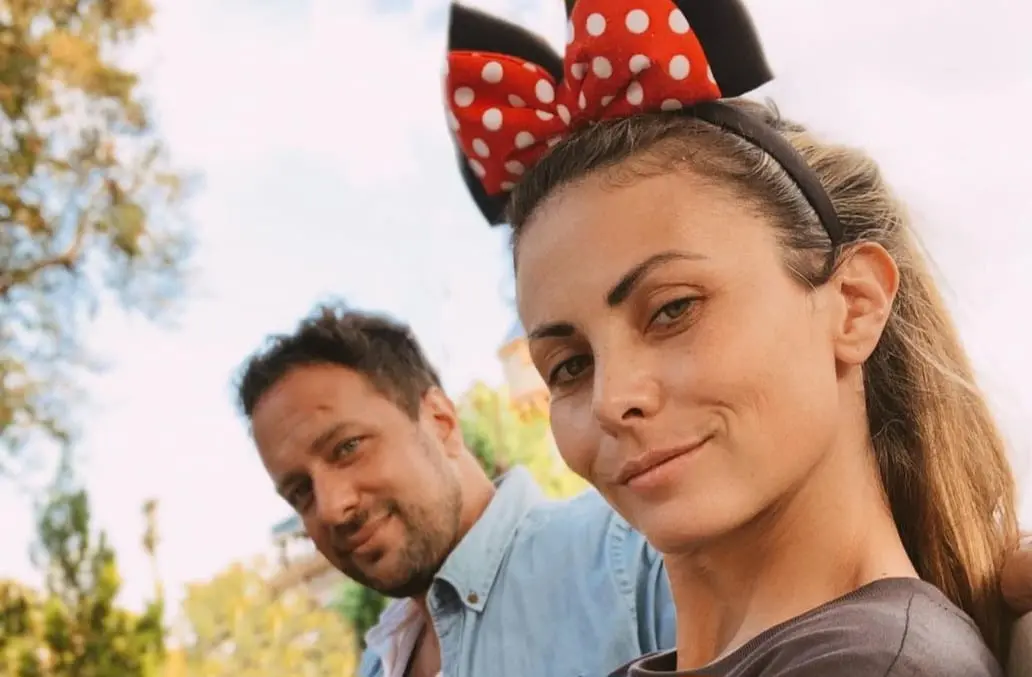 Comenzó en el modelaje a los 14 años, lo que la llevó a vivir en Chile, Tailandia y México.