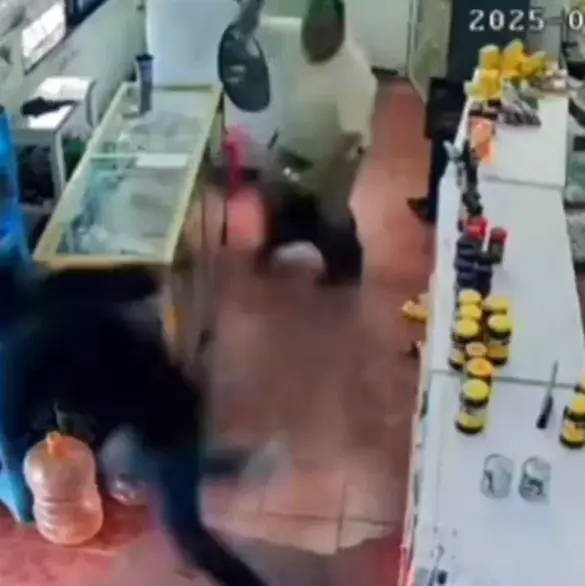 En calzones y con machete, comerciante defiende su tienda de ladrón en Veracruz