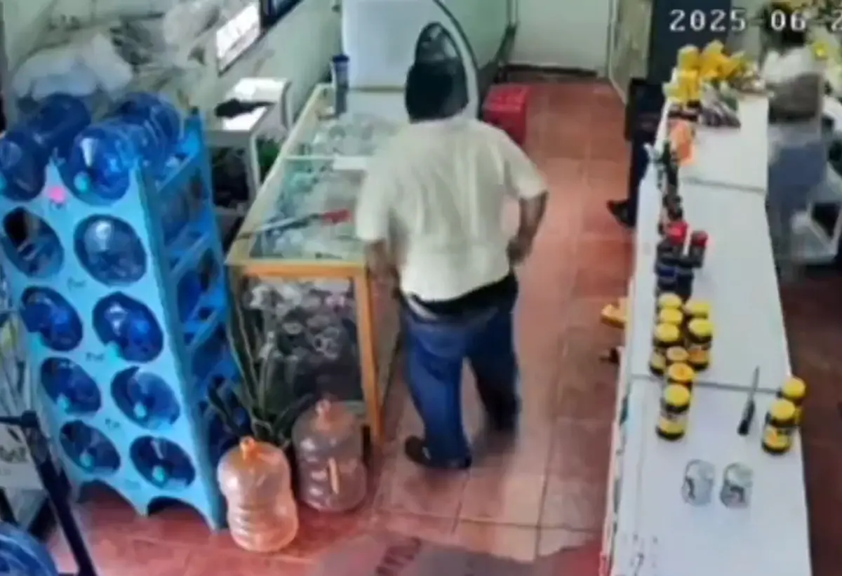 El comerciante terminó con los pantalones abajo pero la honra en alto. Captura de pantalla.