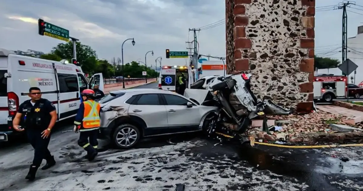 La mujer que causó el accidente está detenida. X: X: @pcmqro.