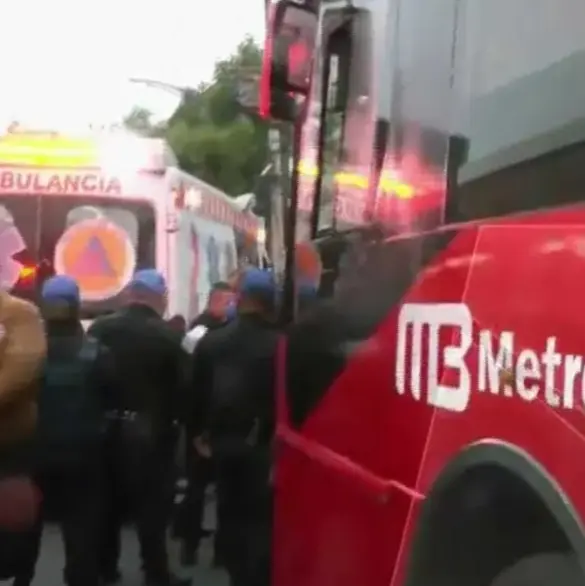 Fuerte choque en la línea 2 del Metrobús deja al menos 8 heridos | VIDEO 