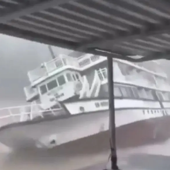 Barco turístico con más de 50 personas a bordo vuelca y deja 34 muertos en Vietnam