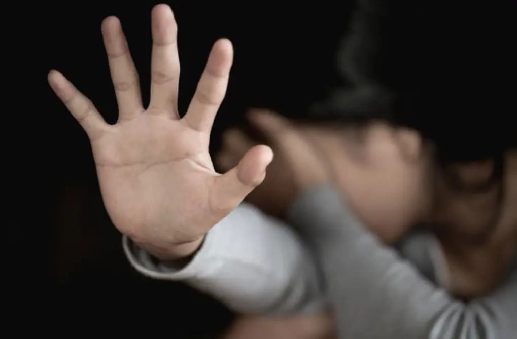 La mujer deberá pasar 20 años en prisión por abuso sexual infantil. Especial
