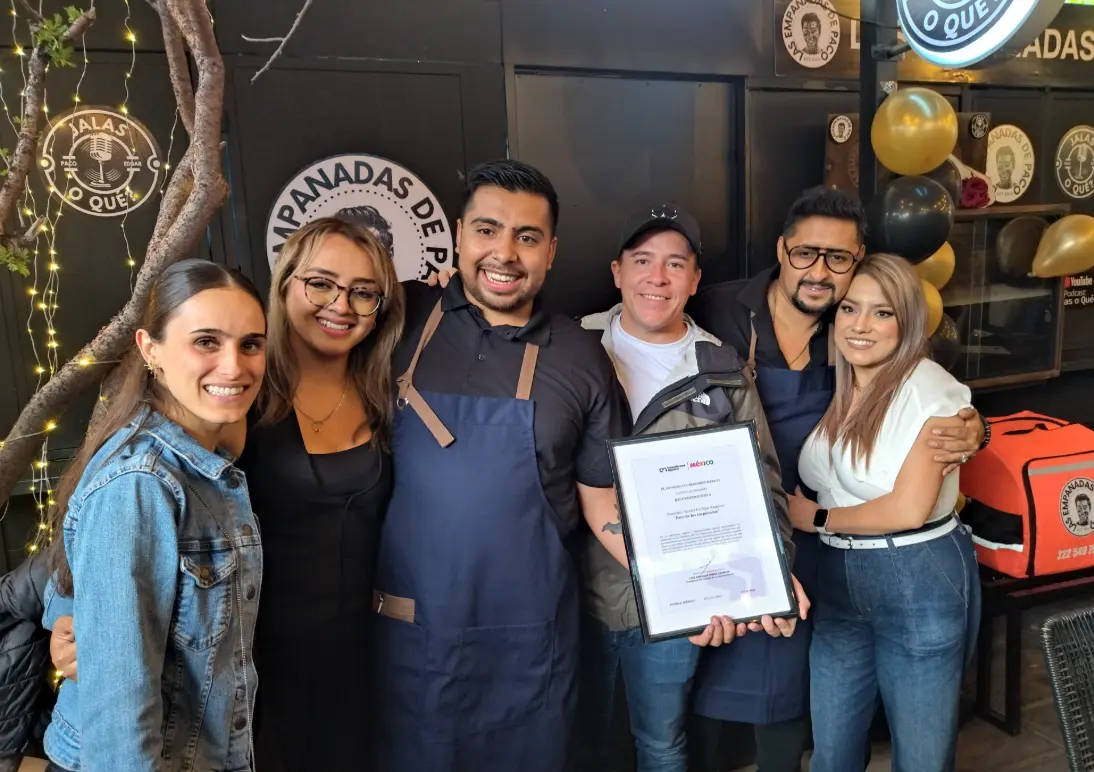 El menú ofrece empanadas de jamón con queso, carne molida, pescado, manzana y una nueva especialidad de mole poblano Especial