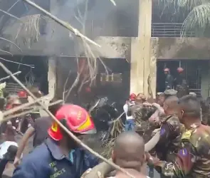 "¡Dios mío!": Avión militar se estrella contra escuela en Bangladesh; hay 19 muertos y más de 100 heridos