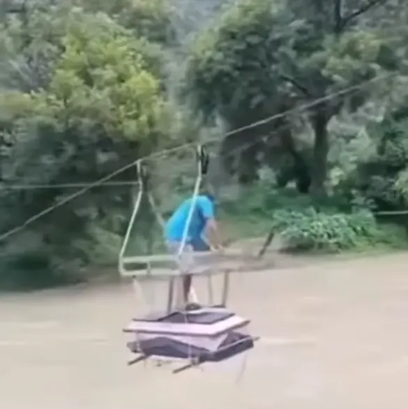 Pobladores cruzan ataúd en tirolesa ante la falta de puente en Hidalgo 