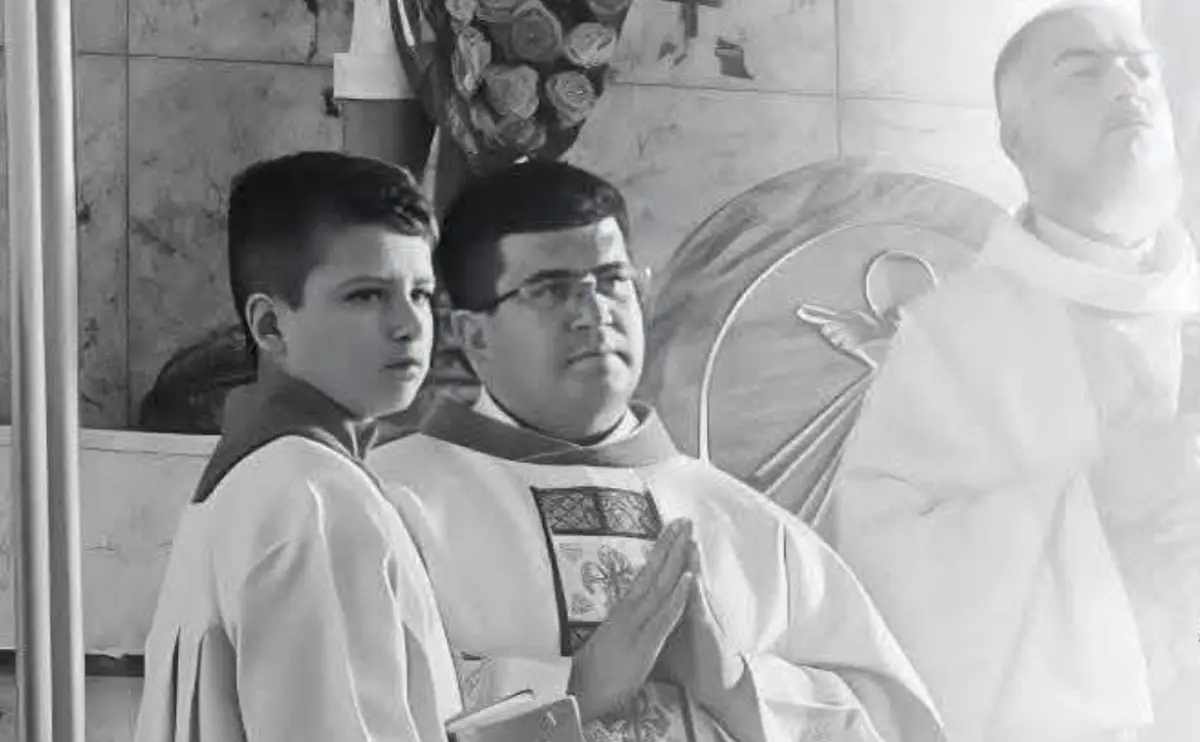 El adolescente era monaguillo en la iglesia. X.