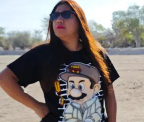 Critican a regidora de La Paz que presumió playera del "Chapo" durante sus labores oficiales