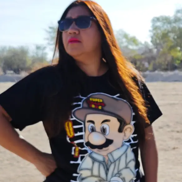 Critican a regidora de La Paz que presumió playera del "Chapo" durante sus labores oficiales