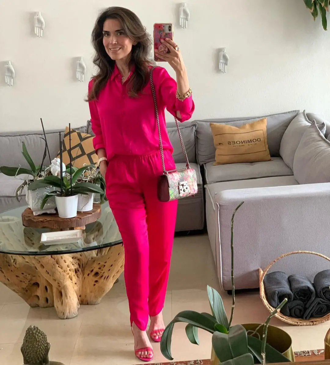 También suele subir fotos de los outfits que utiliza diariamente.