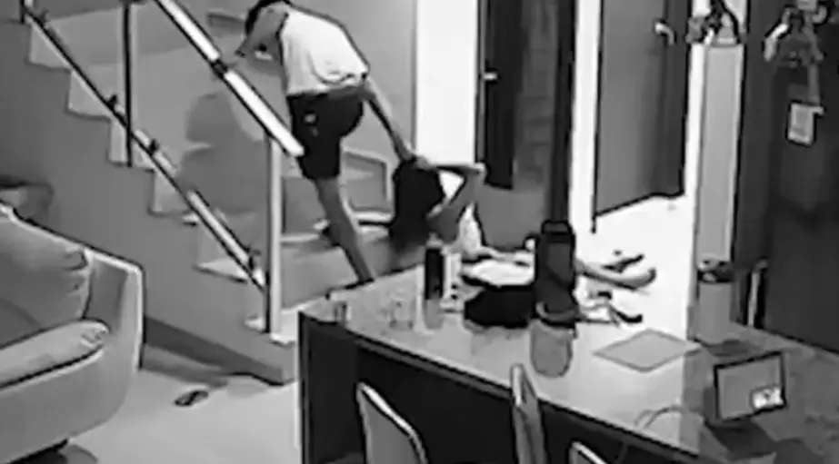 El sujeto golpeó a la chica en la cara y luego la jaló del cabello. Especial