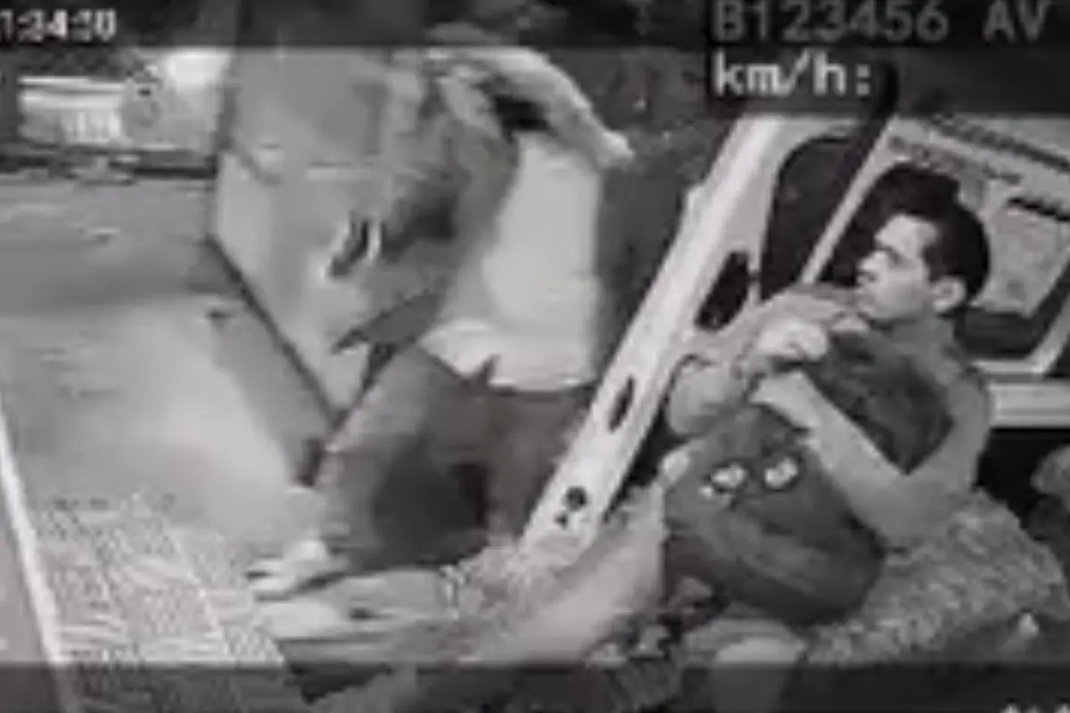 Chofer evita robo en su combi Especial