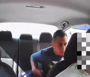 "Pásame el teléfono en corto": Captan asalto con cuchillo a taxista en sólo 30 segundos