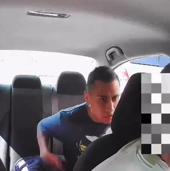 "Pásame el teléfono en corto": Captan asalto con cuchillo a taxista en sólo 30 segundos