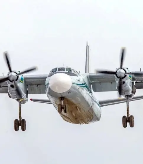 Según datos preliminares, el avión fue fabricado en 1976 y su certificado de navegabilidad había sido renovado en 2021 con vigencia hasta 2036. X.
