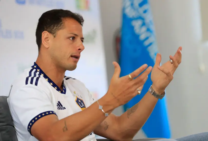 Chicharito se disculpa "sin pedir perdón" por comentarios machistas