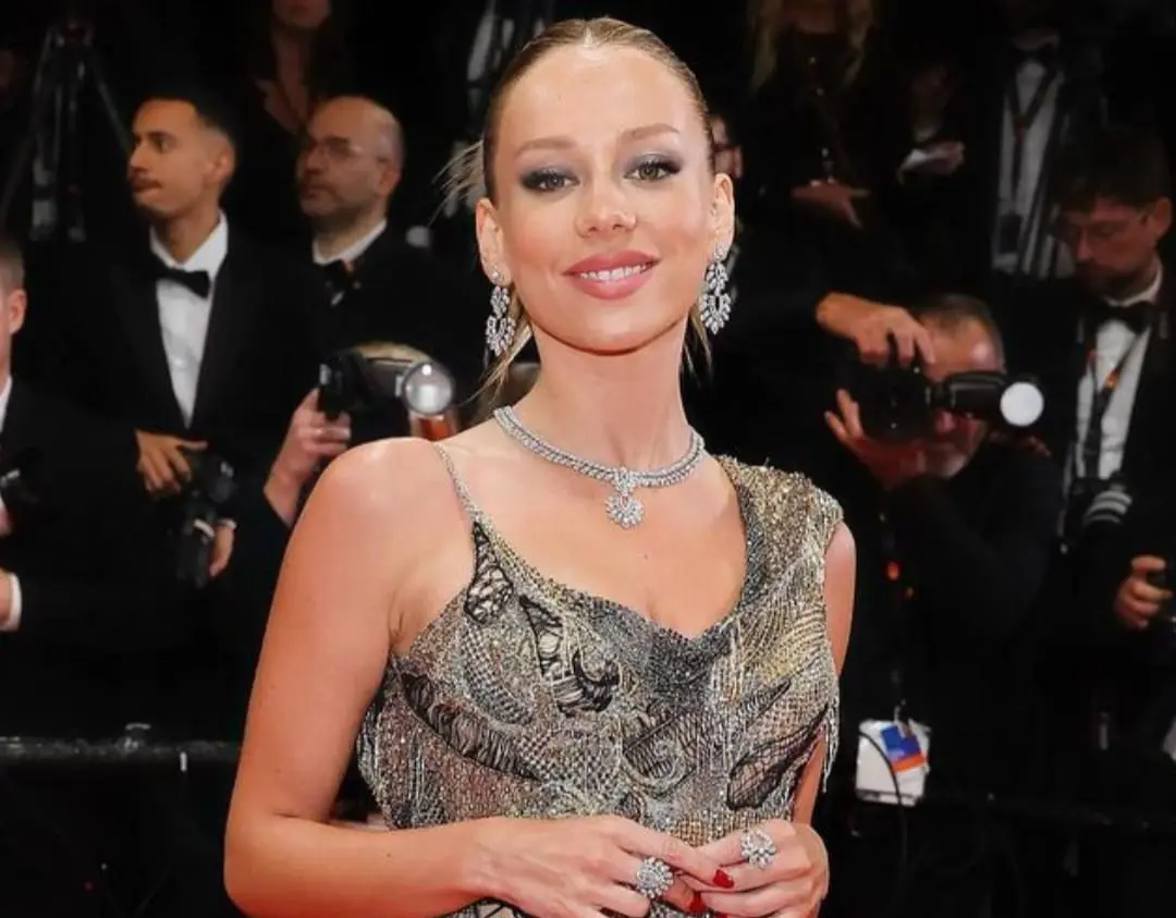 La actriz, originaria de Madrid, comenzó su carrera en la televisión cuando tenía 16 años y desde entonces ha tenido una transformación física notable.