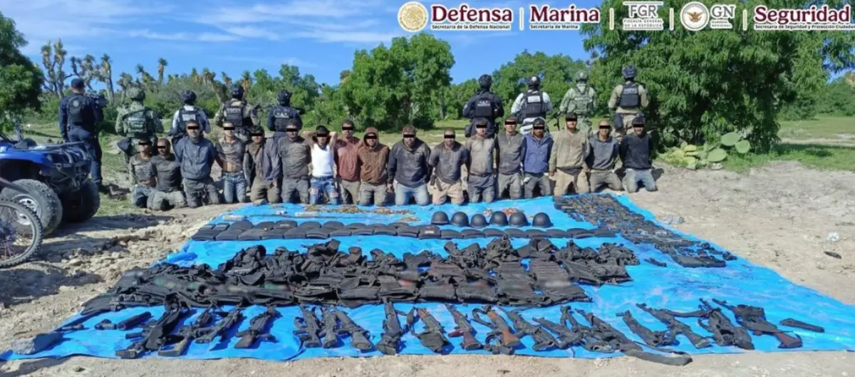 Fueron detenidas 18 personas y se aseguraron 20 armas de fuego, un lanzagranadas, 28 chalecos tácticos y varios cargadores y vehículos. Secretaría de la Defensa Nacional..