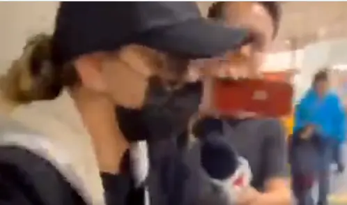 La actriz se molestó cuando la cuestionaron sobre su esesposo. Captura de pantalla.