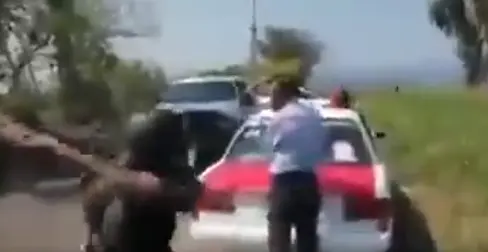 Han difundido videos donde se amedrenta y agrede a taxistas que se niegan a cooperar con ellos. Captura de pantalla.