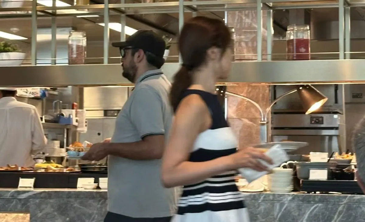 El hijo de Andrés Manuel López Obrador fue captado desayunando en el lujoso hotel. X.