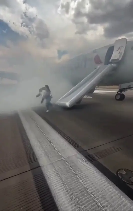 El avión ya se encontraba en la pista 34L y comenzaba su carrera de despegue cuando se registró un fuerte estruendo, Captura de pantalla.