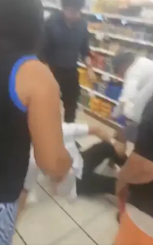El empleado cayó al suelo y ahí fue pateado. Captura de pantalla.